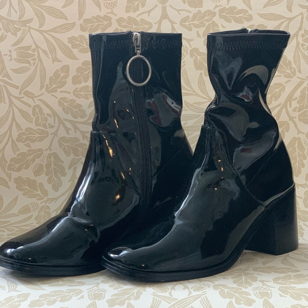 UNIF Gia Boots Black Patent Size 6 – Chunky Heel Ankle Boots